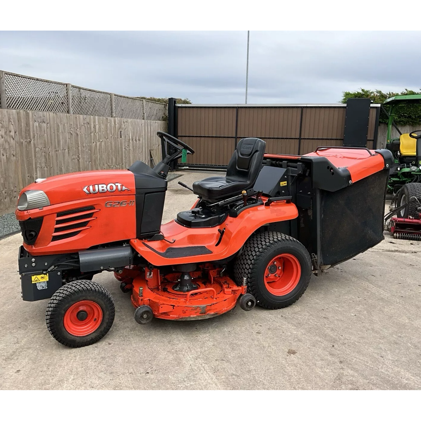 2013 KUBOTA G26 -11 DIESEL RIDE ON LAWN MOWER